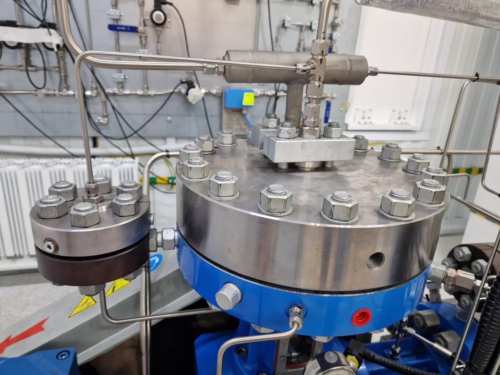 Auto pressure regulating valve
