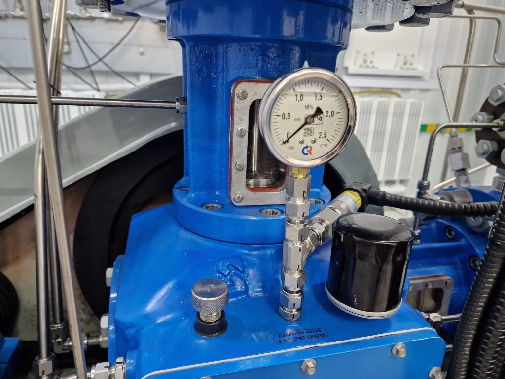 Crankcase oil pressure gauge and sensor