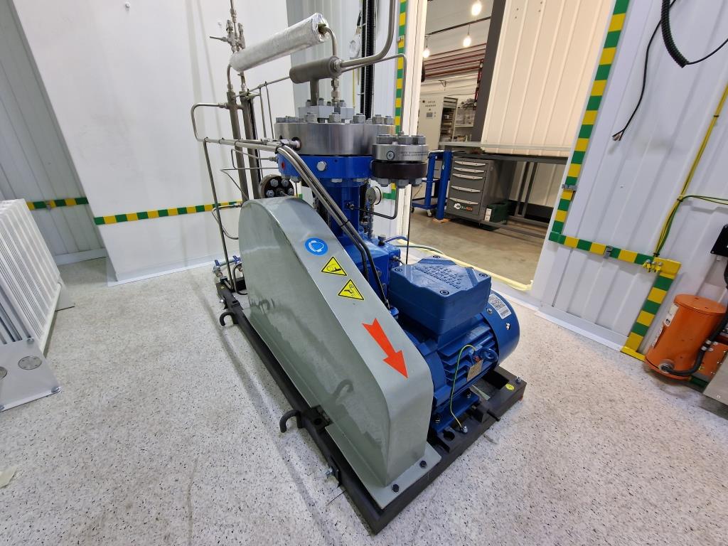 Diaphragm compressor for H2