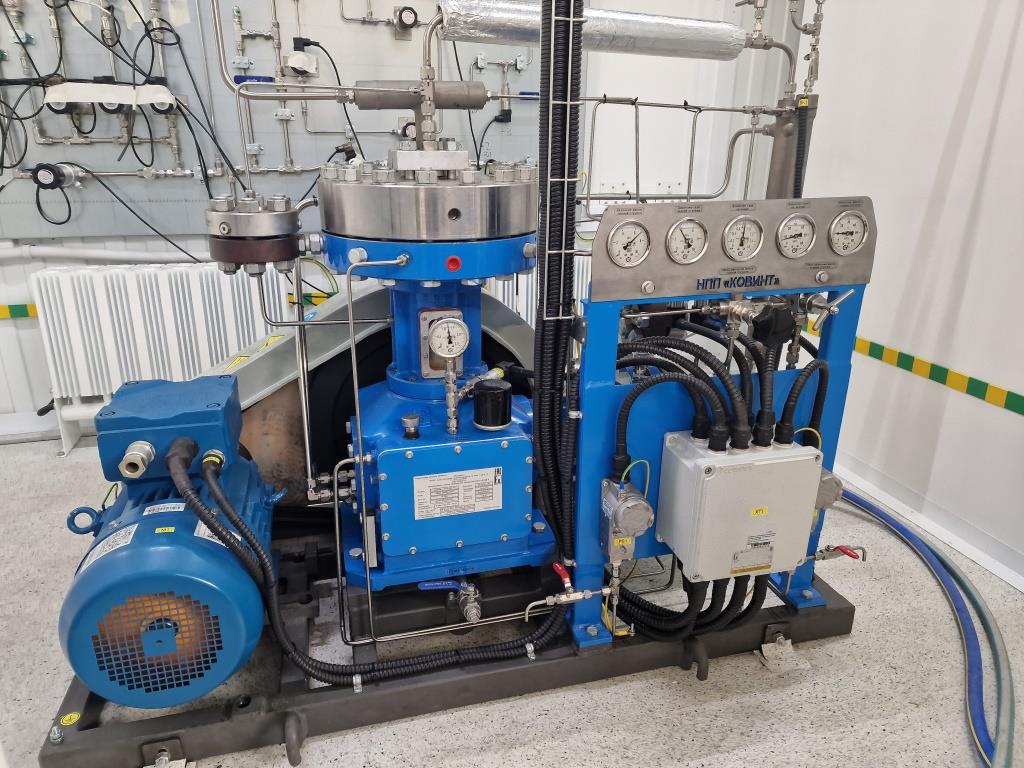Diaphragm compressor for Hydrogen